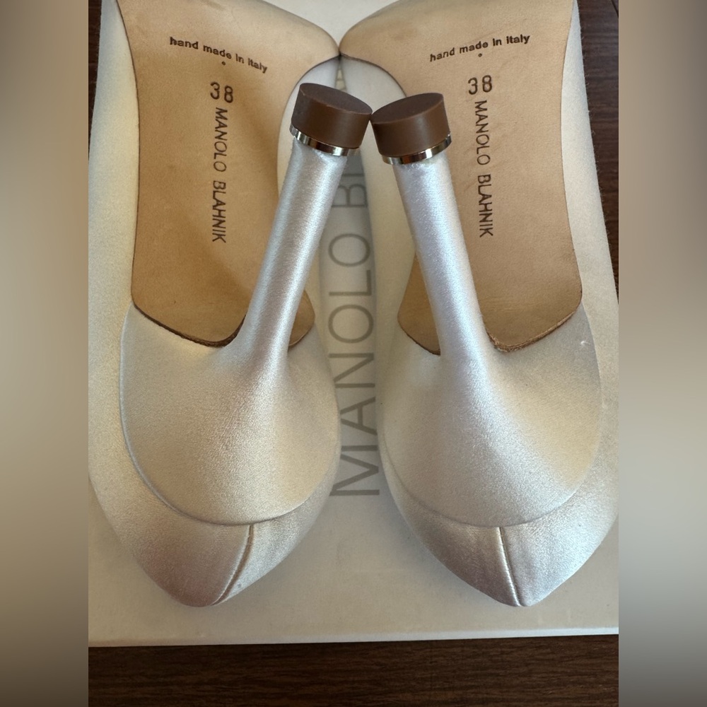 Manolo Blahnik Hangisi 105mm Satin Pumps - Picture 8 of 9